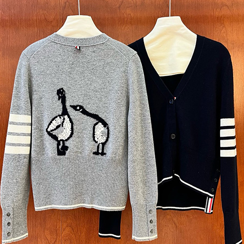 [홍콩명품.THOME BROWNE] 톰브라운 25SS 로고 여성 4바 V넥 니트 가디건 (2컬러), BM23225, KSM, 레플리카의류,미러급사이트