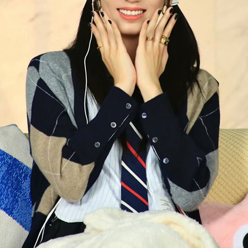 [홍콩명품.THOME BROWNE] 톰브라운 25SS 로고 패턴 여성 V넥 니트 가디건 (2컬러), BM23229, KSM, 레플리카의류,미러급사이트