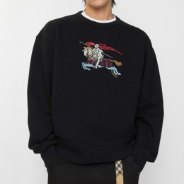 [홍콩명품.Burberry] 버버리 25SS 로고 자수 맨투맨 티셔츠 (블랙), BM23353, JL, 레플리카의류,미러급사이트