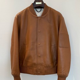 [홍콩명품.LOUIS VUITTON] 루이비통 25SS 로고 레더 가죽 봄버 자켓 (브라운), BM23589, TOM, 레플리카의류,미러급사이트