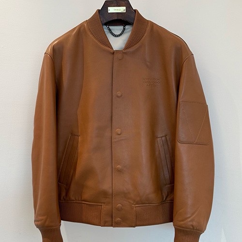 [홍콩명품.LOUIS VUITTON] 루이비통 25SS 로고 레더 가죽 봄버 자켓 (브라운), BM23589, TOM, 레플리카의류,미러급사이트