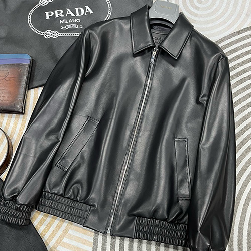 [홍콩명품,PRADA] 프라다 25SS 로고 레더 가죽 카라 봄버 자켓 (블랙), BM23744, KSM, 레플리카의류,미러급사이트