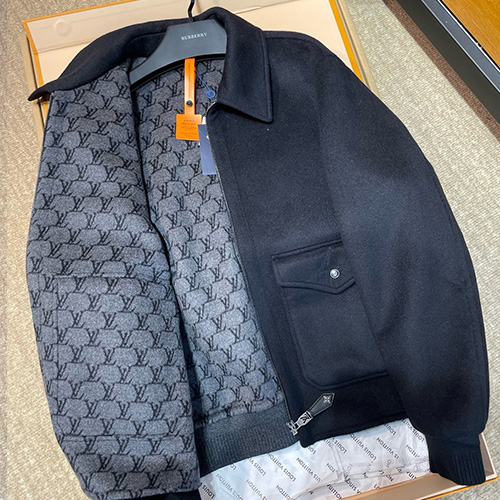 [가격문의][홍콩명품.LOUIS VUITTON] 루이비통 25SS 로고 캐시미어 카라 봄버 자켓 (블랙), BM24004, PG, 레플리카의류,미러급사이트