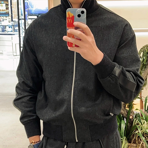 [가격문의][홍콩명품.LOEWE] 로에베 25SS 로고 터틀넥 캐시미어 봄버 자켓 (다크그레이), BM24007, PG, 레플리카의류,미러급사이트