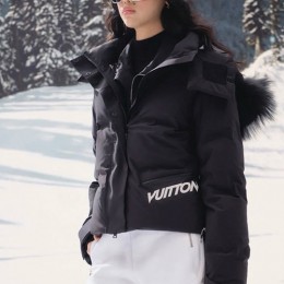 [홍콩명품.LOUIS VUITTON] 루이비통 25SS 로고 여성 모노그램 폭스퍼 후드 다운 패딩 자켓 (블랙), BM24014, MC, 레플리카의류,미러급사이트