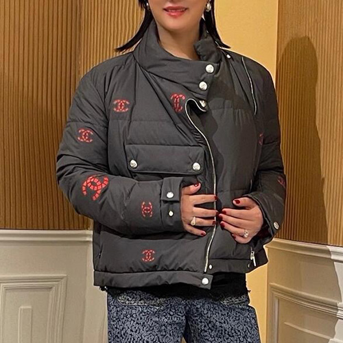 [홍콩명품.CHANEL] 샤넬 25SS 로고 터틀넥 구스다운 패딩 자켓 (블랙-레드), BM24071, KK, 레플리카의류,미러급사이트