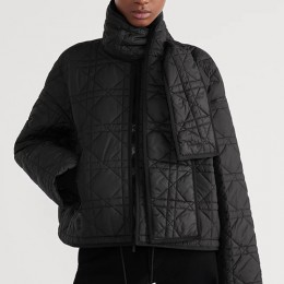 [가격문의][홍콩명품,Christian Dior] 디올 25SS 로고 여성 머플러 장식 퀄팅 솜패딩 자켓 (블랙), BM24148, MC, 레플리카의류,미러급사이트