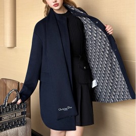 [가격문의][홍콩명품,Christian Dior] 디올 25SS 로고 여성 오블리크 머플러 장식 라운드넥 캐시미어 코트 자켓 (네이비), BM24149, MC, 레플리카의류,미러급사이트