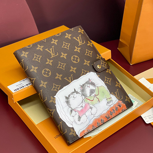 [홍콩명품.LOUIS VUITTON] 루이비통 25SS 로고 모노그램 Grace Coddington 북 지갑 홀더 GI1395 (브라운), BGM5503, BDA, 명품지갑,홍콩명품,사이트,명품쇼핑몰