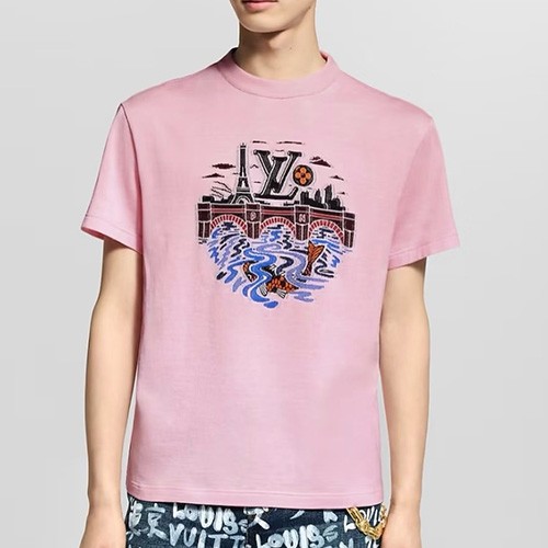 [홍콩명품.LOUIS VUITTON] 루이비통 26SS 로고 그래픽 반팔 티셔츠 (핑크), BM24350, KK, 레플리카의류,미러급사이트
