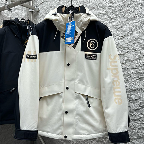 [홍콩명품.Maison Margiela] 메종마르지엘라 26SS 로고 슈프림 콜라보 후드 다운 패딩 파카 자켓 (2컬러), BM24399, 레플리카의류,미러급사이트