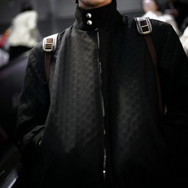 [가격문의][홍콩명품.Gucci] 구찌 26SS 로고 터틀넥 GG수프림 봄버 자켓 (블랙), BM24410, JL, 레플리카의류,미러급사이트