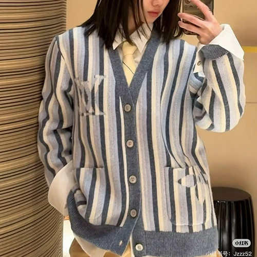 [홍콩명품.LOUIS VUITTON] 루이비통 26SS 로고 V넥 니트 가디건 1AJUHH (블루), BM24425, KB, 레플리카의류,미러급사이트