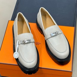 [홍콩명품.Hermes] 에르메스 26SS 로고 여성 Kelly 굽 구두 로퍼 (그레이-은장), SE6066, H3, 명품스니커즈,운동화,구두,로퍼,하이탑,신발