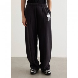 [홍콩명품.Maison Margiela] 메종마르지엘라 26SS 로고 테이핑 오버핏 조거 팬츠 바지 (블랙), BM24520, YS, 레플리카의류,미러급사이트