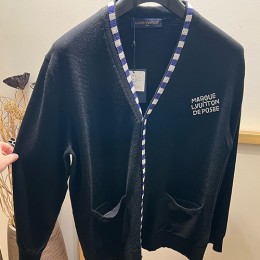 [홍콩명품.LOUIS VUITTON] 루이비통 26SS 로고 캐시미어 V넥 니트 가디건 (블랙), BM24524, YS, 레플리카의류,미러급사이트