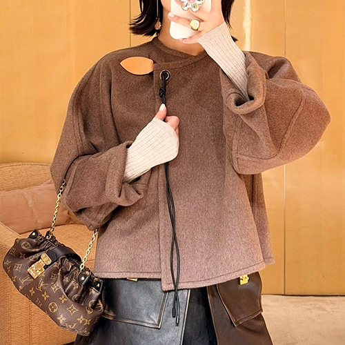 [홍콩명품.LOUIS VUITTON] 루이비통 26SS 로고 여성 라운드넥 자켓 1AJE64 (브라운), BM24542, MC, 레플리카의류,미러급사이트