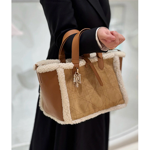 [가격문의][홍콩명품,Christian Dior] 디올 26SS 로고 Toujours 레더 가죽 토트백 핸드백 (베이지), BGM5683, BDA, 홍콩명품가방,명품쇼핑몰,크로스백,핸드백,구매대행