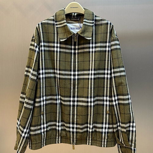 [홍콩명품.Burberry] 버버리 26SS 로고 체크패턴 카라 집업 자켓 (카키), BM24665, KK, 레플리카의류,미러급사이트