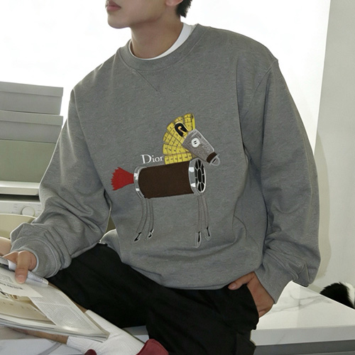 [홍콩명품,Christian Dior] 디올 26SS 로고 그래픽 자수 맨투맨 티셔츠 (그레이), BM24668, KK, 레플리카의류,미러급사이트