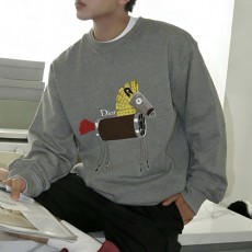 [홍콩명품,Christian Dior] 디올 26SS 로고 그래픽 자수 맨투맨 티셔츠 (그레이), BM24668, KK, 레플리카의류,미러급사이트