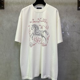 [홍콩명품.LOUIS VUITTON] 루이비통 26SS 로고 그래픽 프린트 반팔 티셔츠 (화이트), BM24810, KK, 레플리카의류,미러급사이트