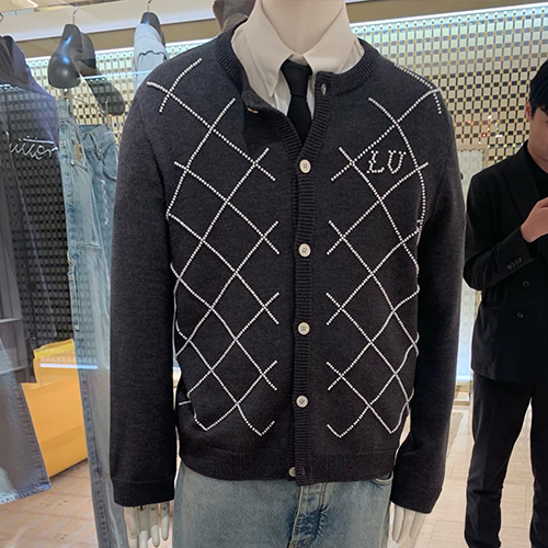 [홍콩명품.LOUIS VUITTON] 루이비통 26SS 로고 패턴 라운드넥 니트 가디건 (다크그레이), BM24816, KK, 레플리카의류,미러급사이트