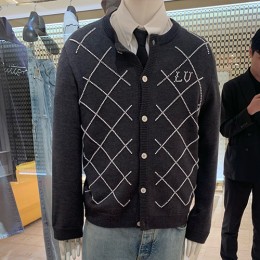 [홍콩명품.LOUIS VUITTON] 루이비통 26SS 로고 패턴 라운드넥 니트 가디건 (다크그레이), BM24816, KK, 레플리카의류,미러급사이트