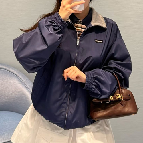 [홍콩명품,MIU MIU] 미우미우 26SS 로고 Prelude 봄버 자켓 (블루), BM24825, KK, 레플리카의류,미러급사이트