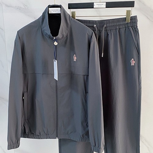 [홍콩명품.MONCLER] 몽클레어 26SS 로고 자수 터틀넥 봄버 자켓 + 조거 팬츠 바지 상하의 세트 (2컬러), BM24864, KSM, 레플리카의류,미러급사이트