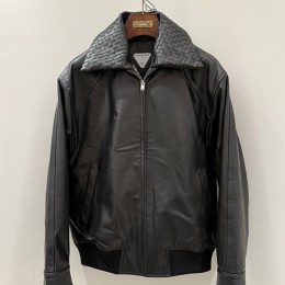 [홍콩명품.BOTTEGA VENETA] 보테가베네타 26SS 로고 레더 가죽 인트레치아토 카라 봄버 자켓 (블랙), BM24900, TOM, 레플리카의류,미러급사이트
