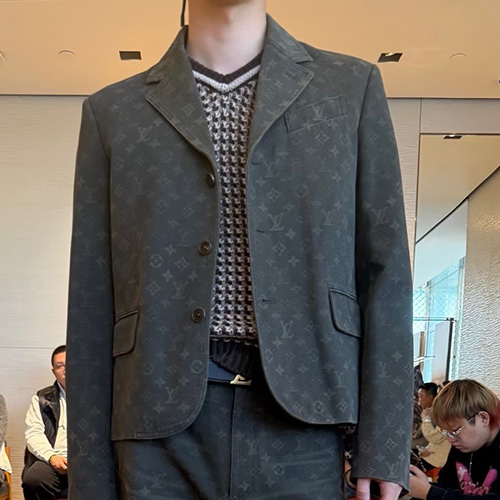 [가격문의][홍콩명품.LOUIS VUITTON] 루이비통 26SS 로고 모노그램 정장 수트 자켓 1AJBJA (카키), BM24928, KK, 레플리카의류,미러급사이트