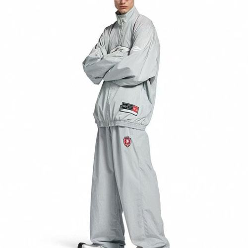 [가격문의][홍콩명품.BALENCIAGA] 발렌시아가 26SS 로고 자수 윈드브레이커 자켓 + 조거 팬츠 바지 상하의 세트 (라이트그레이), BM24935, JL, 레플리카의류,미러급사이트