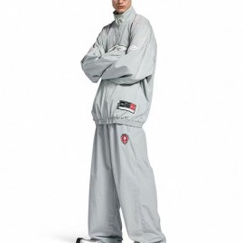 [가격문의][홍콩명품.BALENCIAGA] 발렌시아가 26SS 로고 자수 윈드브레이커 자켓 + 조거 팬츠 바지 상하의 세트 (라이트그레이), BM24935, JL, 레플리카의류,미러급사이트