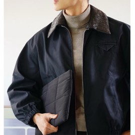 [가격문의][홍콩명품.BOTTEGA VENETA] 보테가베네타 26SS 로고 인트레치아토 카라 봄버 자켓 (블랙), BM24941, JL, 레플리카의류,미러급사이트