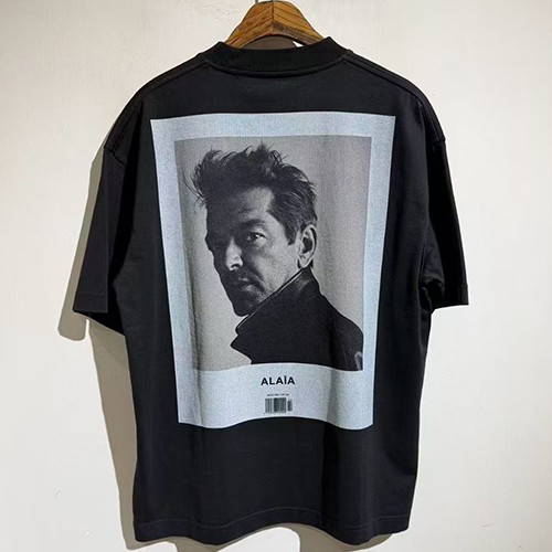 알라이아 로고 포스터 프린트 반팔 티셔츠 (블랙) 26SS