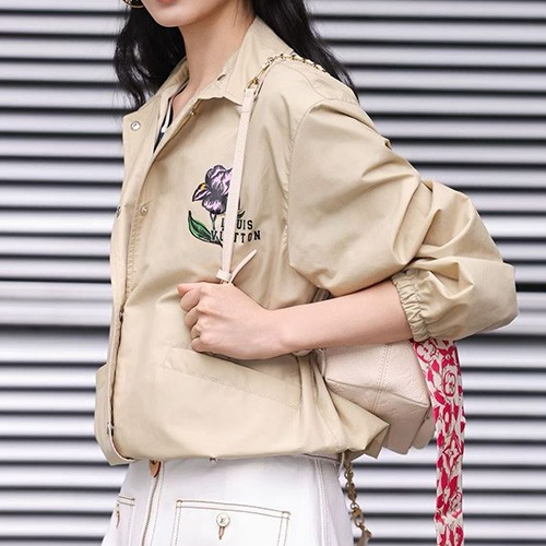 루이비통 로고 여성 그래픽 자수 카라 자켓 (베이지) 26SS