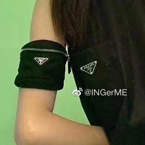 프라다 삼각로고 나일론 팔 벨트 핸드폰백 (블랙) 26SS