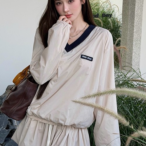 미우미우 여성 V넥 맨투맨 티셔츠 26SS